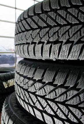 الإمارات تمنع استخدام الإطارات التي تتجاوز عمرها 5 سنوات